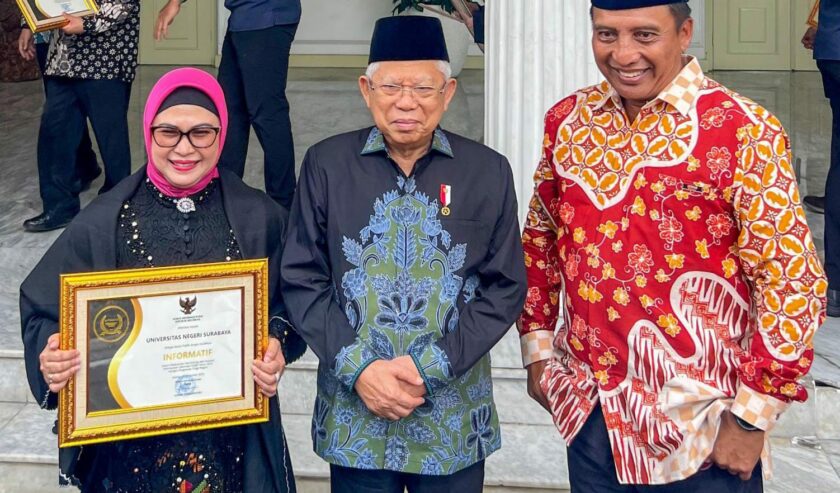 Ma'ruf Amin Wakil Presiden RI, bersama Nurhasan Rektor Unesa dan Siti Nur Azizah Wakil Rektor Bidang Perencanaan, Pengembangan, Kerja Sama, dan Teknologi Informasi dan Komunikasi, setelah Unesa menerima penghargaan badan publik 'Informatif' dalam Anugerah Keterbukaan Informasi Publik di Istana Wakil Presiden, Jakarta, Selasa, (19/12/2023). Foto Unesa