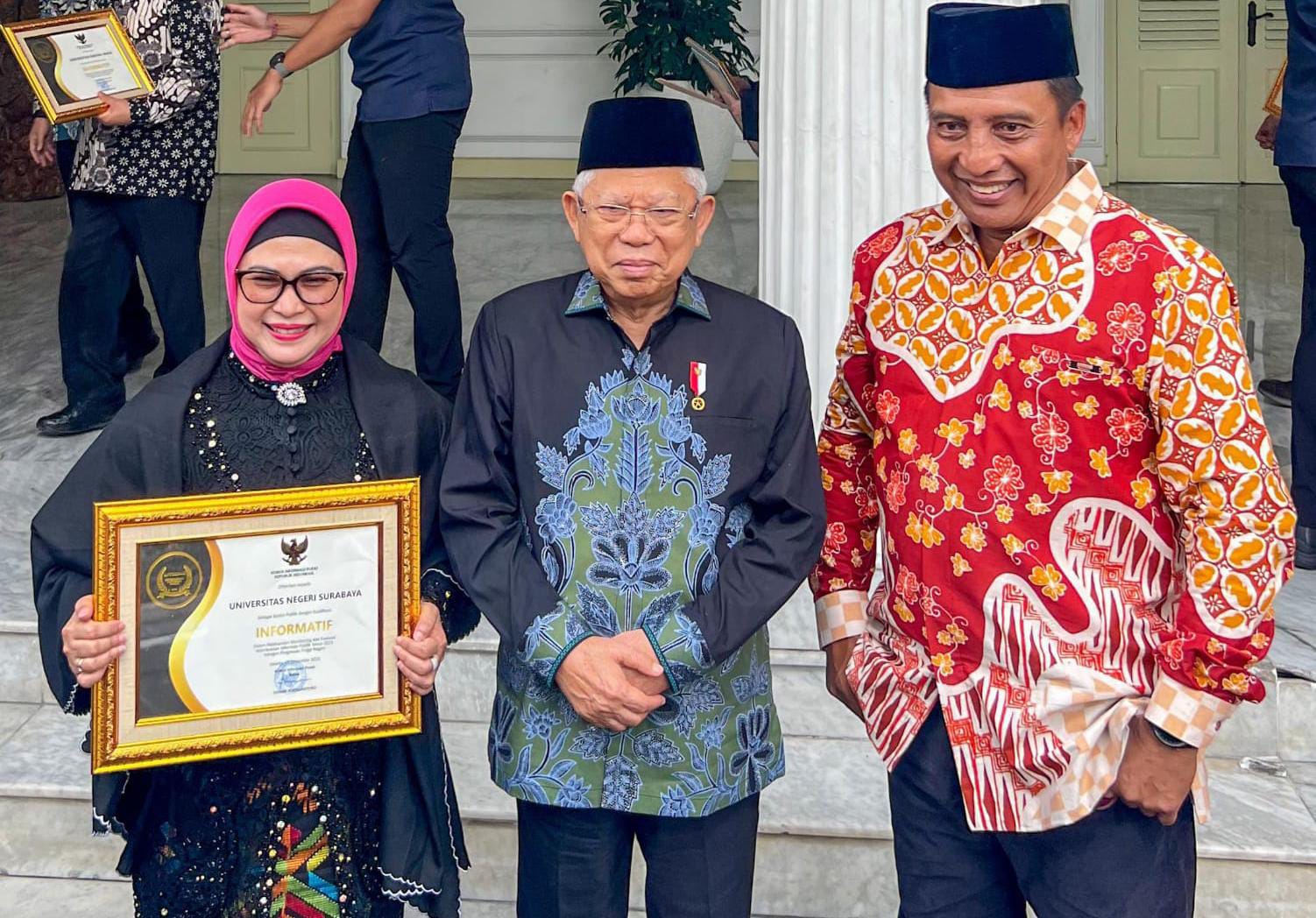 Ma'ruf Amin Wakil Presiden RI, bersama Nurhasan Rektor Unesa dan Siti Nur Azizah Wakil Rektor Bidang Perencanaan, Pengembangan, Kerja Sama, dan Teknologi Informasi dan Komunikasi, setelah Unesa menerima penghargaan badan publik 'Informatif' dalam Anugerah Keterbukaan Informasi Publik di Istana Wakil Presiden, Jakarta, Selasa, (19/12/2023). Foto Unesa