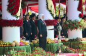 Khofifah Indar Parawansa Gubernur Jawa Timur memimpin upacara hari bela negara ke-75 di Gedung Negara Grahadi, Surabaya, Selasa (19/12/2023). Foto: Humas Pemprov Jatim