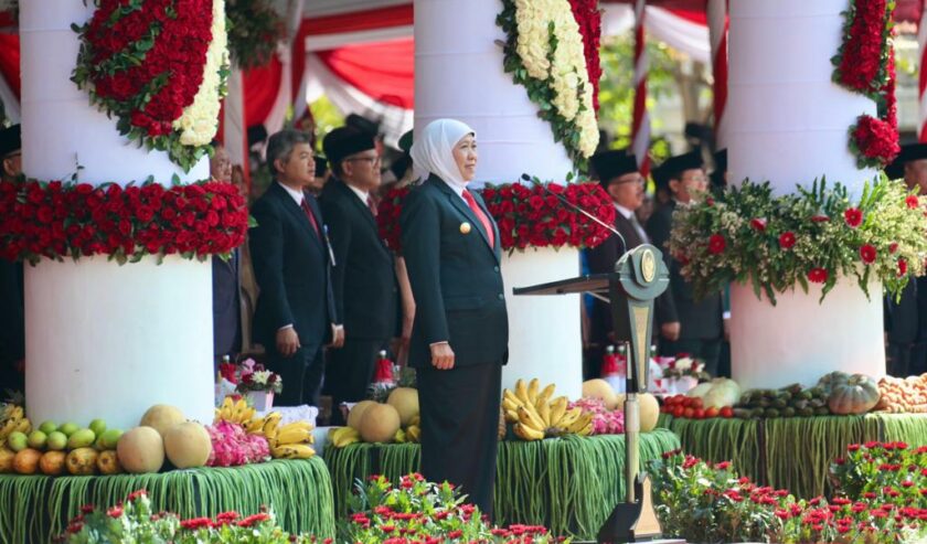 Khofifah Indar Parawansa Gubernur Jawa Timur memimpin upacara hari bela negara ke-75 di Gedung Negara Grahadi, Surabaya, Selasa (19/12/2023). Foto: Humas Pemprov Jatim