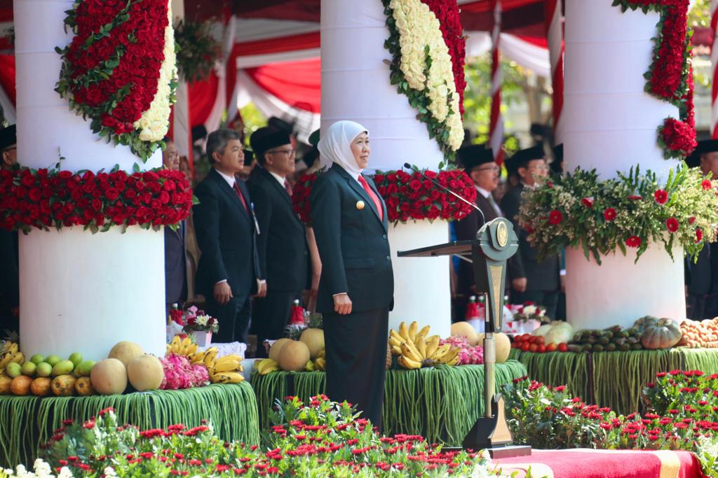 Khofifah Indar Parawansa Gubernur Jawa Timur memimpin upacara hari bela negara ke-75 di Gedung Negara Grahadi, Surabaya, Selasa (19/12/2023). Foto: Humas Pemprov Jatim