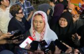 Yenny Wahid Dewan Penasehat TPN Ganjar-Mahfud ditemui di Jalan Tunjungan saat mendampingi Siti Atiqoh istri Ganjar Pranowo, Selasa (19/12/2023) malam. Foto: Wildan suarasurabaya.net