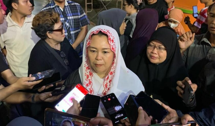 Yenny Wahid Dewan Penasehat TPN Ganjar-Mahfud ditemui di Jalan Tunjungan saat mendampingi Siti Atiqoh istri Ganjar Pranowo, Selasa (19/12/2023) malam. Foto: Wildan suarasurabaya.net