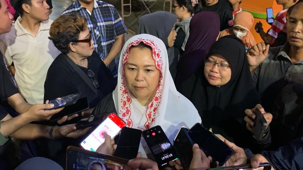 Yenny Wahid Dewan Penasehat TPN Ganjar-Mahfud ditemui di Jalan Tunjungan saat mendampingi Siti Atiqoh istri Ganjar Pranowo, Selasa (19/12/2023) malam. Foto: Wildan suarasurabaya.net