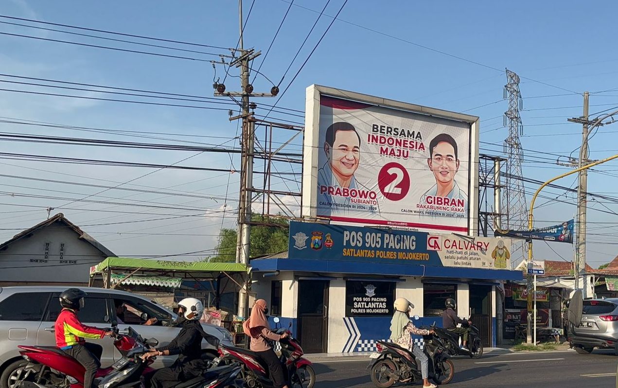 Alat peraga kampanye berupa baliho capres-cawapres nomor urut 2 terpampang di pos pantau polisi lalu lintas di Kabupaten Mojokerto. Foto: Istimewa.