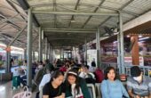 Suasana ruang tunggu Stasiun Surabaya Gubeng dihari pertama Masa Angkutan Nataru, Kamis (21/12/2023). Foto: Meilita suarasurabaya.net