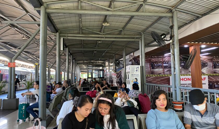 Suasana ruang tunggu Stasiun Surabaya Gubeng dihari pertama Masa Angkutan Nataru, Kamis (21/12/2023). Foto: Meilita suarasurabaya.net