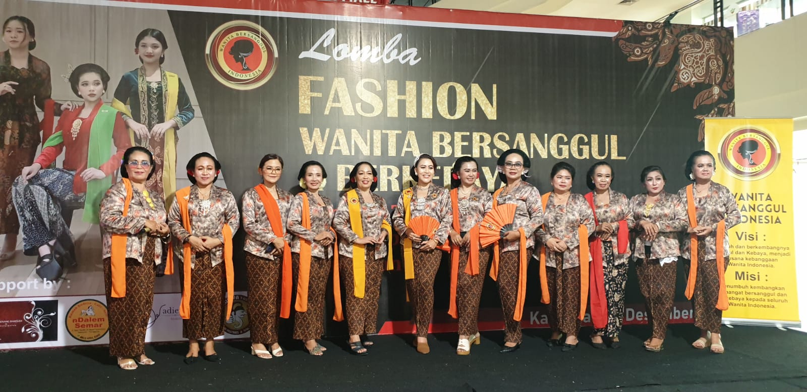 Wanita Bersanggul Indonesia (WBI) Kota Surabaya ssat peringati hari ibu dengan melestarikan budaya lewat lomba peragaan busana di Surabaya, pada Jumat (22/12/2023). Foto: WBI Kota Surabaya