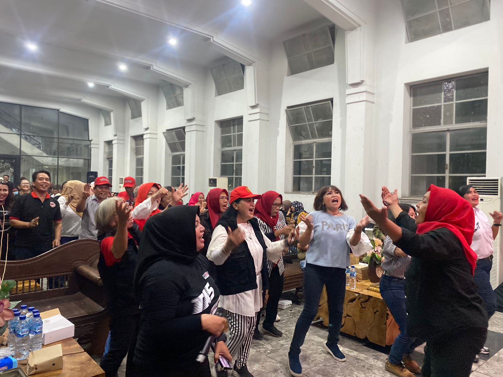 Aksi ibu-ibu joget lagu “Ganjar Mahfud Pas” oleh Band Pendhoza di sela nobar debat cawapres di Kantor TPD Ganjar-Mahfud Jatim, Jumat (22/12/2023). Foto: Meilita suarasurabaya.net