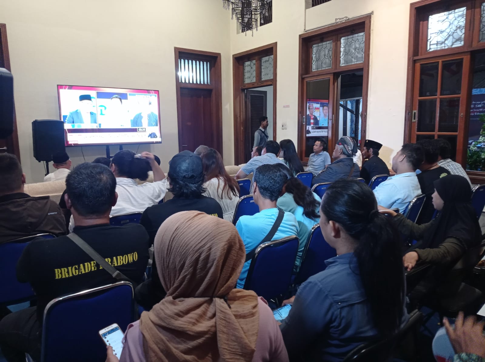 Nobar debat Calon Wakil Presiden (Cawapres) yang berlangsung di Kantor Tim Kampanye Daerah (TKD) Prabowo Subianto-Gibran Rakabuming Raka yang berlokasi di Jalan Diponegoro No. 9 Darmo, Surabaya, pada Jumat (22/12/2023). Foto: Risky suarasurabaya.net