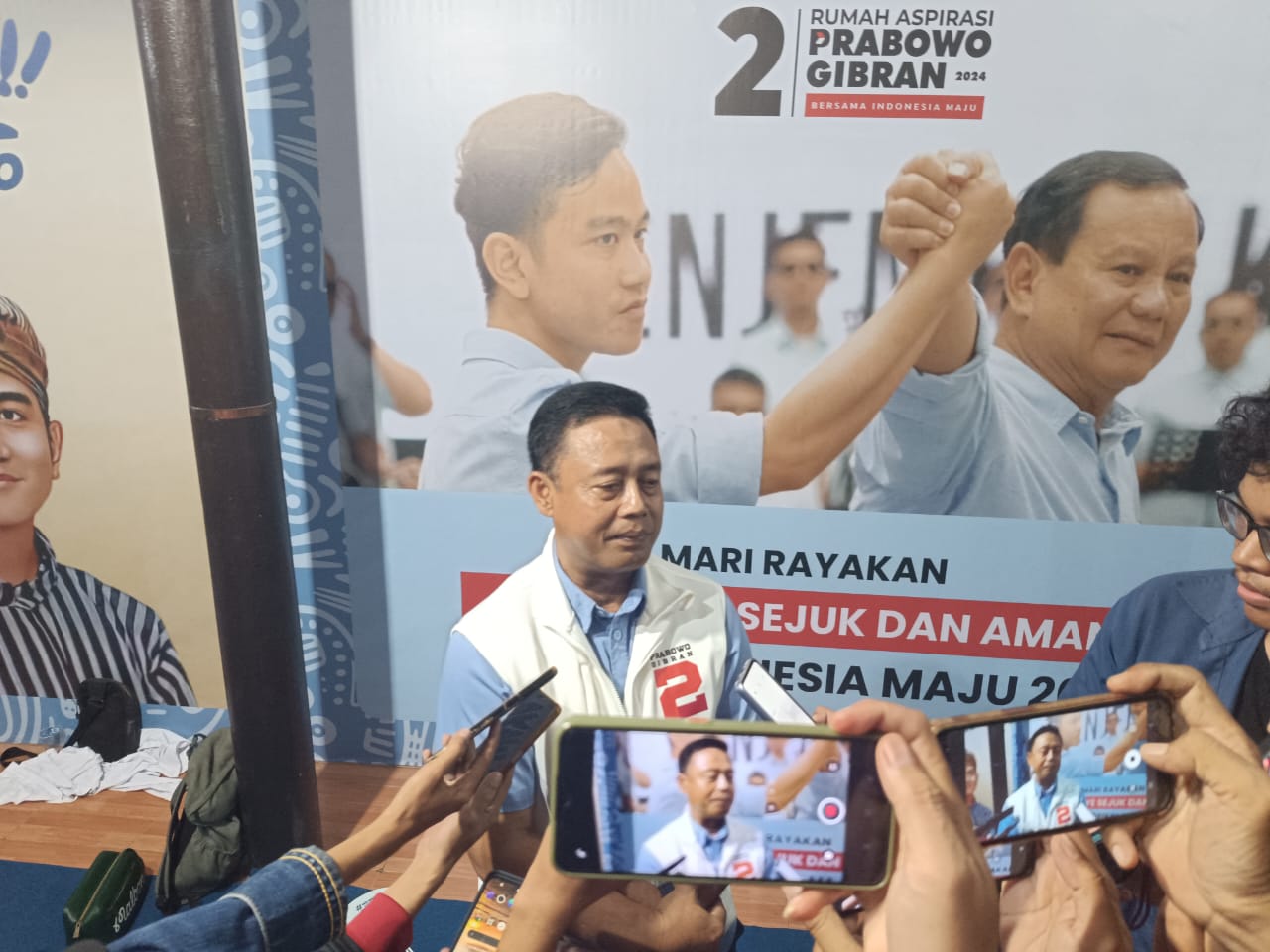 Budi Priyo Suprayitno Ketua TKD Jatim saat berada dalam nobar debat Calon Wakil Presiden (Cawapres) yang berlangsung di Kantor Tim Kampanye Daerah (TKD) Prabowo Subianto-Gibran Rakabuming Raka yang berlokasi di Jalan Diponegoro No. 9 Darmo, Surabaya, pada Jumat (22/12/2023). Foto: Risky suarasurabaya.net