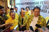 Airlangga Hartarto Ketua Umum DPP Partai Golkar saat berada di Sidoarjo seusai merekomendasikan Khofifah Indar Parawansa sebagai Calon Gubernur Jatim Periode 2024/2029, Sabtu (23/12/2023). Foto: Risky suarasurabaya.net