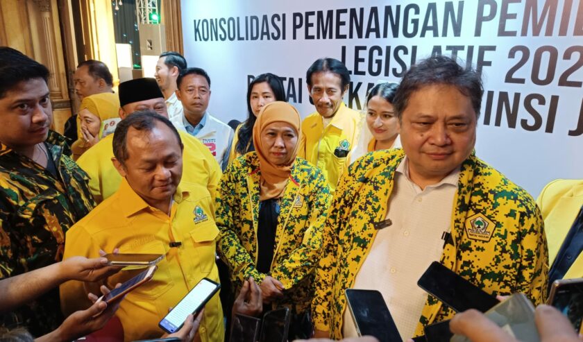 Airlangga Hartarto Ketua Umum DPP Partai Golkar saat berada di Sidoarjo seusai merekomendasikan Khofifah Indar Parawansa sebagai Calon Gubernur Jatim Periode 2024/2029, Sabtu (23/12/2023). Foto: Risky suarasurabaya.net