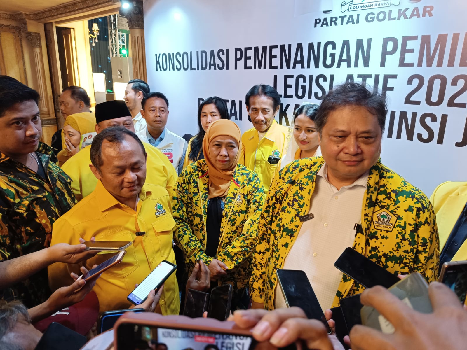 Airlangga Hartarto Ketua Umum DPP Partai Golkar saat berada di Sidoarjo seusai merekomendasikan Khofifah Indar Parawansa sebagai Calon Gubernur Jatim Periode 2024/2029, Sabtu (23/12/2023). Foto: Risky suarasurabaya.net