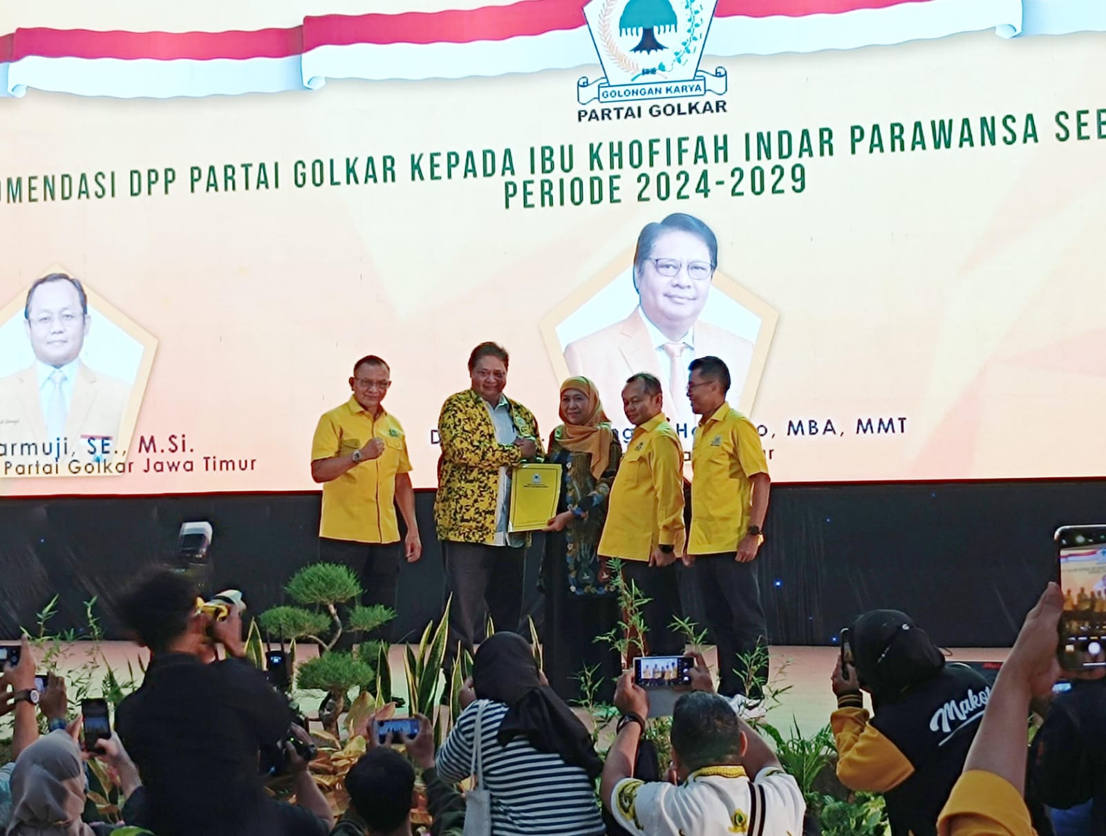 Khofifah Indar Parawansa saat menerima rekomendasi dari Partai Golkar untuk maju sebagai Calon Gubernur Jatim 2024/2029 di Sidoarjo, pada Sabtu (23/12/2023). Foto: Risky suarasurabaya.net