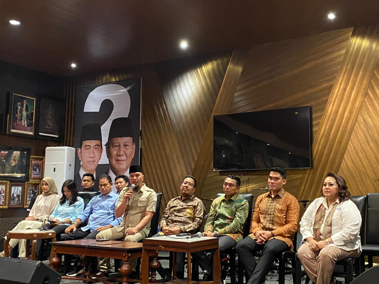 Ahmad Dhani Prasetyo musikus Dewa 19 yang mengumumkan nyaleg DPR RI Dapil Jatim I, Sabtu (23/12/2023). Foto: Meilita suarasurabaya.net