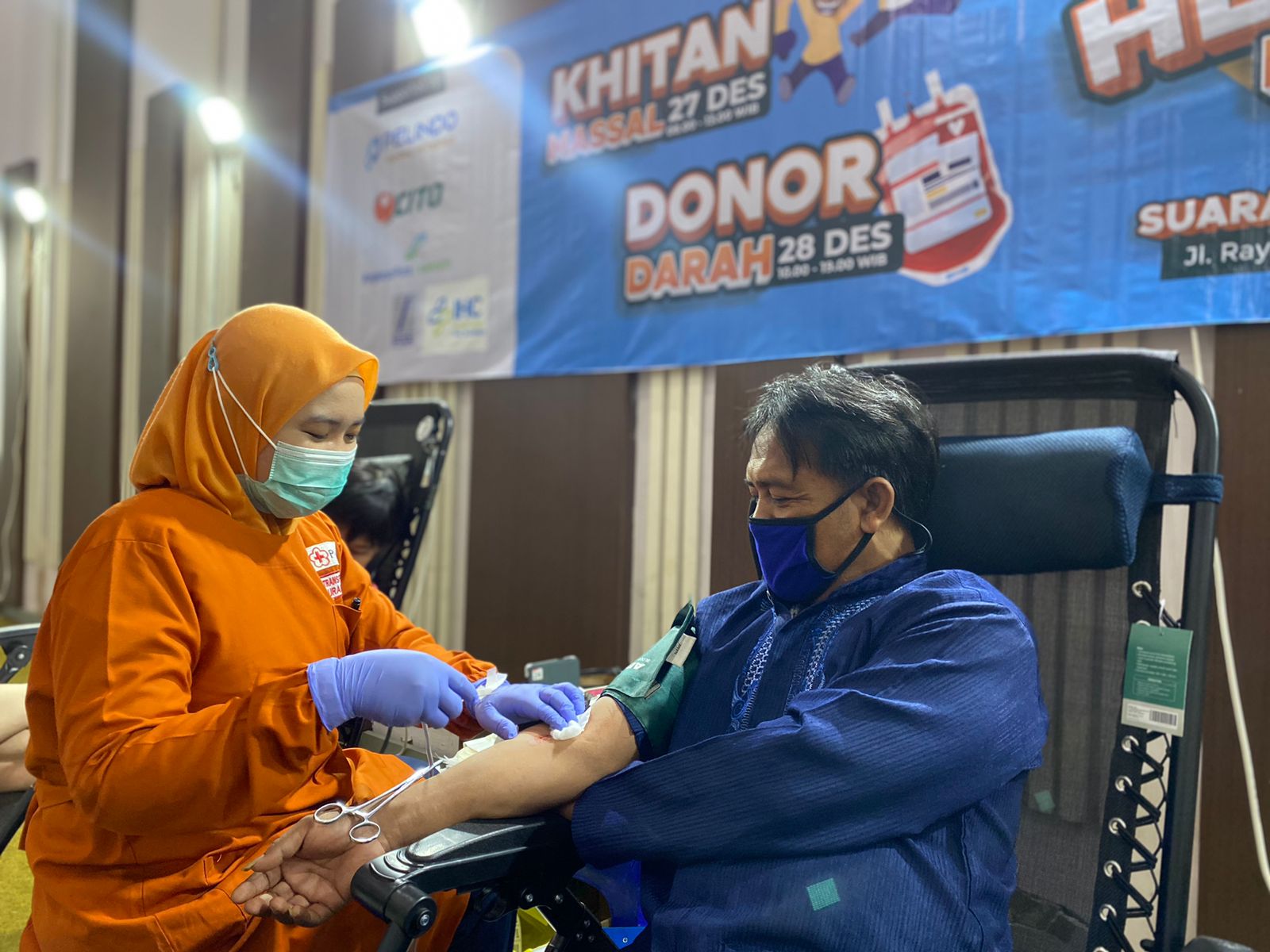 Pendonor darah di Suara Surabaya Healthy Festival, Kamis (28/12/2023). Foto: Meilita suarasurabaya.net