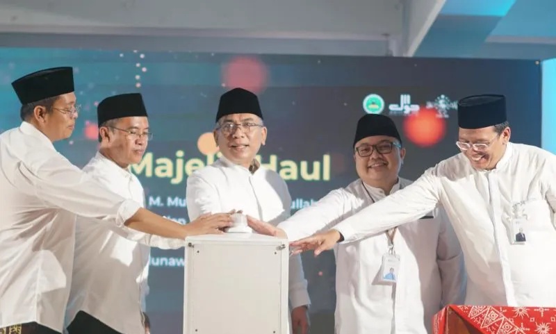 Dari kiri-kanan: Dr. KH. M. Kholid Arief Rozaq Pimpinan Ponpes Al Munawwir , KH. Hodrie Arief Ketua Rabithah Ma'ahid Islamiah (RMI) PBNU, Dr. KH Yahya Cholil Staquf Ketua Umum PBNU, Akhsin Muamar VP Islamic Socio-business BSI, dan Budi Abdiriva Area Manager BSI Yogyakarta saat Launching Aplikasi Al-Munawwir Kamus Digital Bahasa Arab - Indonesia pada acara Majelis Haul KH. Muhammad Munawwir. Foto: Antara