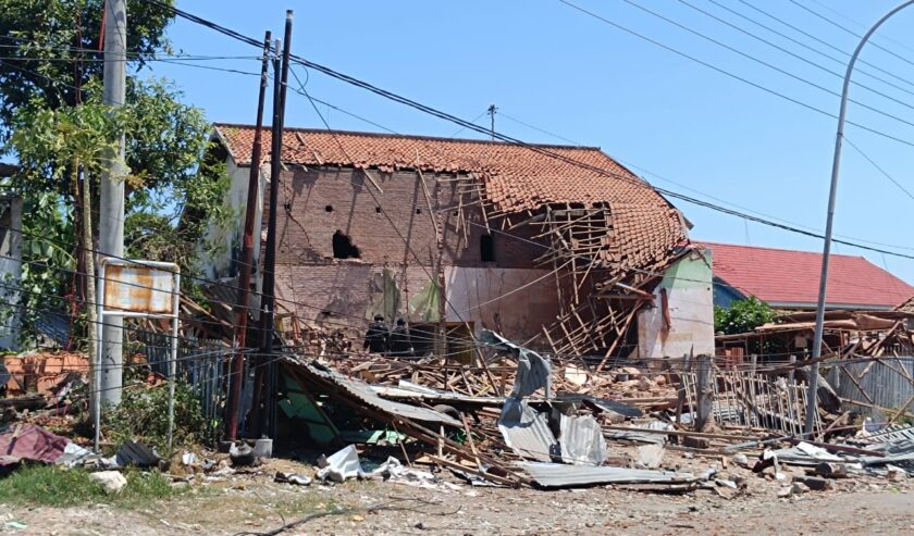 Salah satu rumah di Jalan Kamal, Kecamatan Kamal, Bangkalan, Madura yang terdampak kebakaran, Jumat (29/12/2023). Foto: Risky suarasurabaya.net