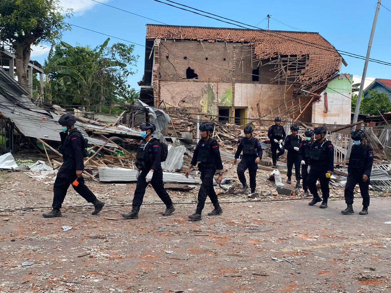 Tim gegana terus melakukan olah TKP di sekitar kawasan terdampak ledakan di Jalan Kamal, Kabupaten Bangkalan, Madura, Jumat (29/12/2023). Foto: Wildan suarasurabaya.net