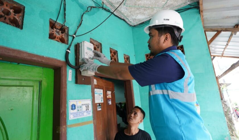 Petugas PLN melakukan penggantian kWh meter ke smart meter di salah satu rumah pelanggan, Fahri (34) di Tebet, Jakarta Selatan. Foto: PLN