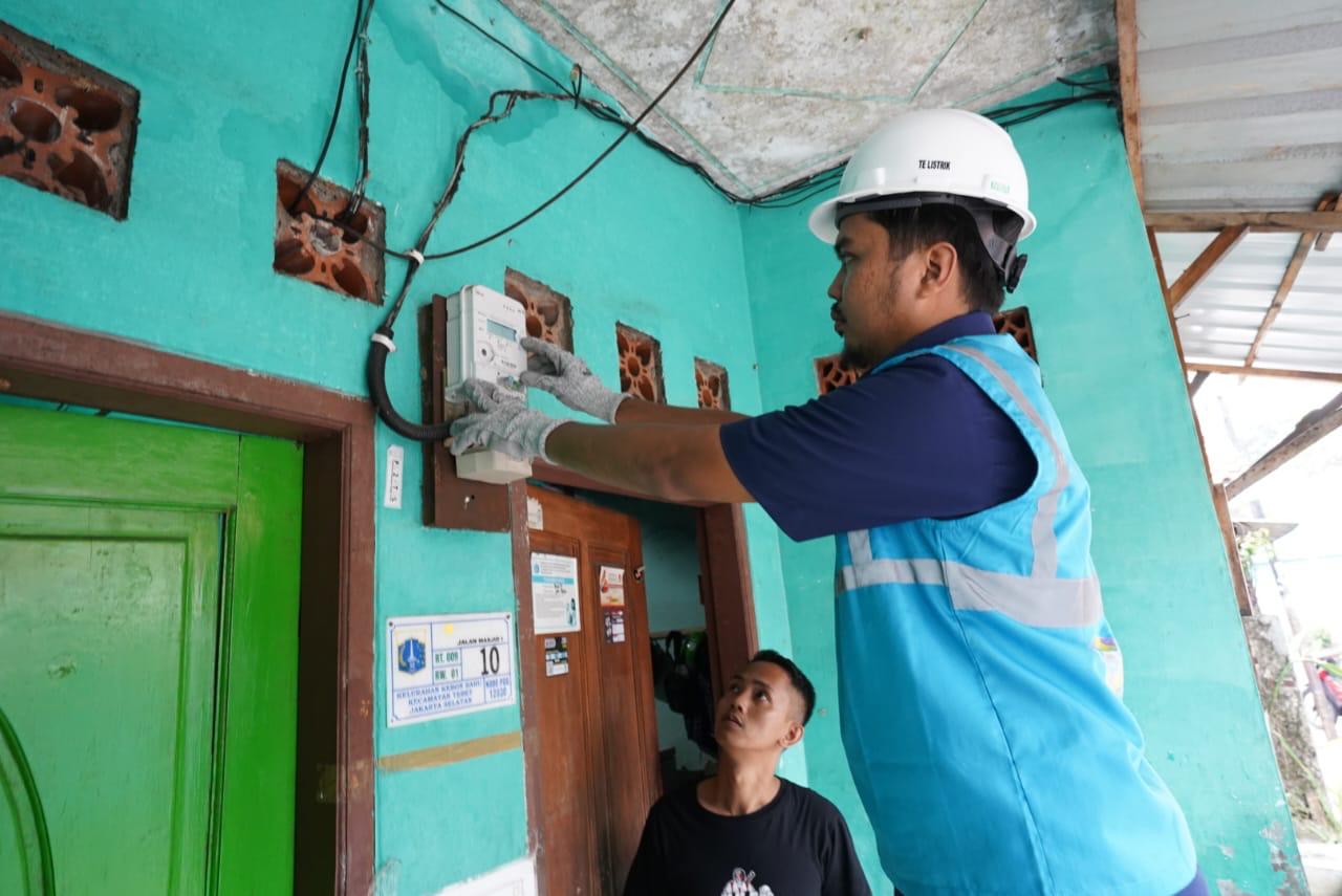 Petugas PLN melakukan penggantian kWh meter ke smart meter di salah satu rumah pelanggan, Fahri (34) di Tebet, Jakarta Selatan. Foto: PLN