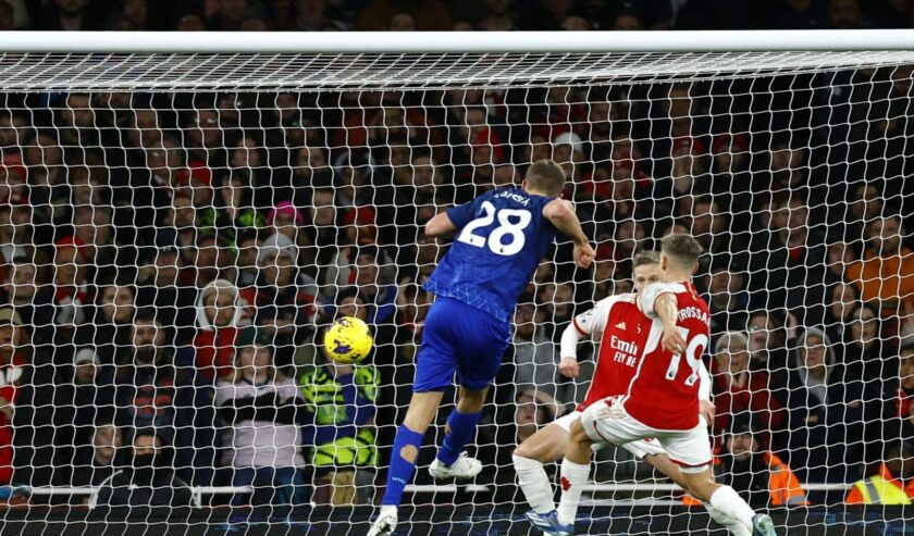 Tomas Soucek (kiri) Pemain West Ham United mencetak gol pertama timnya pada pertandingan Liga Inggris melawan Arsenal yang dimainkan di Stadion Emirates, London, Kamis (28/12/2023). Foto: Reuters