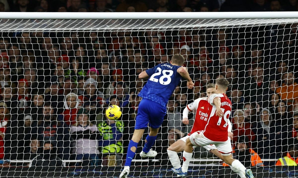 Tomas Soucek (kiri) Pemain West Ham United mencetak gol pertama timnya pada pertandingan Liga Inggris melawan Arsenal yang dimainkan di Stadion Emirates, London, Kamis (28/12/2023). Foto: Reuters