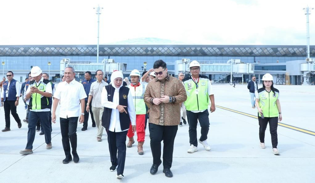 Khofifah Indar Parawansa Gubernur Jatim waktu meninjau kesiapan Bandar Udara Dhoho Kediri sebelum beroperasi, Jumat (1/12/2023). Foto: Humas Pemprov Jatim