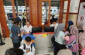 Sejumlah penumpang KA Pandanwangi melakukan boarding di Stasiun Jember, Selasa (12/12/2023). Foto: KAI Daop 9