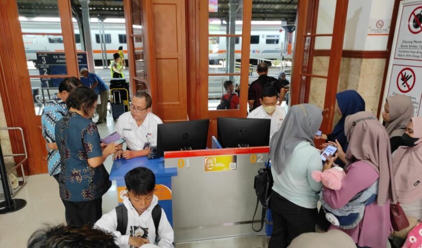 Sejumlah penumpang KA Pandanwangi melakukan boarding di Stasiun Jember, Selasa (12/12/2023). Foto: KAI Daop 9