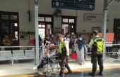 Petugas membantu penumpang yang menggunakan kursi roda untuk naik kereta di Stasiun Jember, Selasa (12/12/2023). Foto: Daop 9 Jember