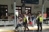 Petugas membantu penumpang yang menggunakan kursi roda untuk naik kereta di Stasiun Jember, Selasa (12/12/2023). Foto: Daop 9 Jember