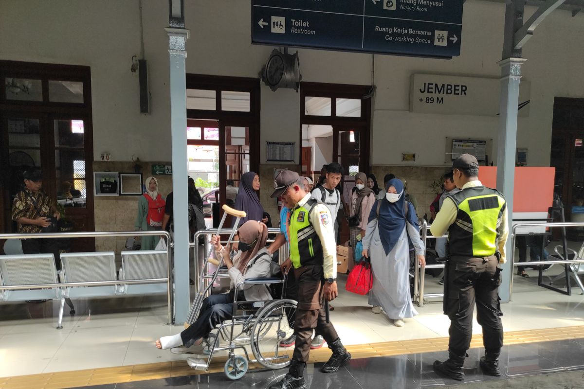 Petugas membantu penumpang yang menggunakan kursi roda untuk naik kereta di Stasiun Jember, Selasa (12/12/2023). Foto: Daop 9 Jember
