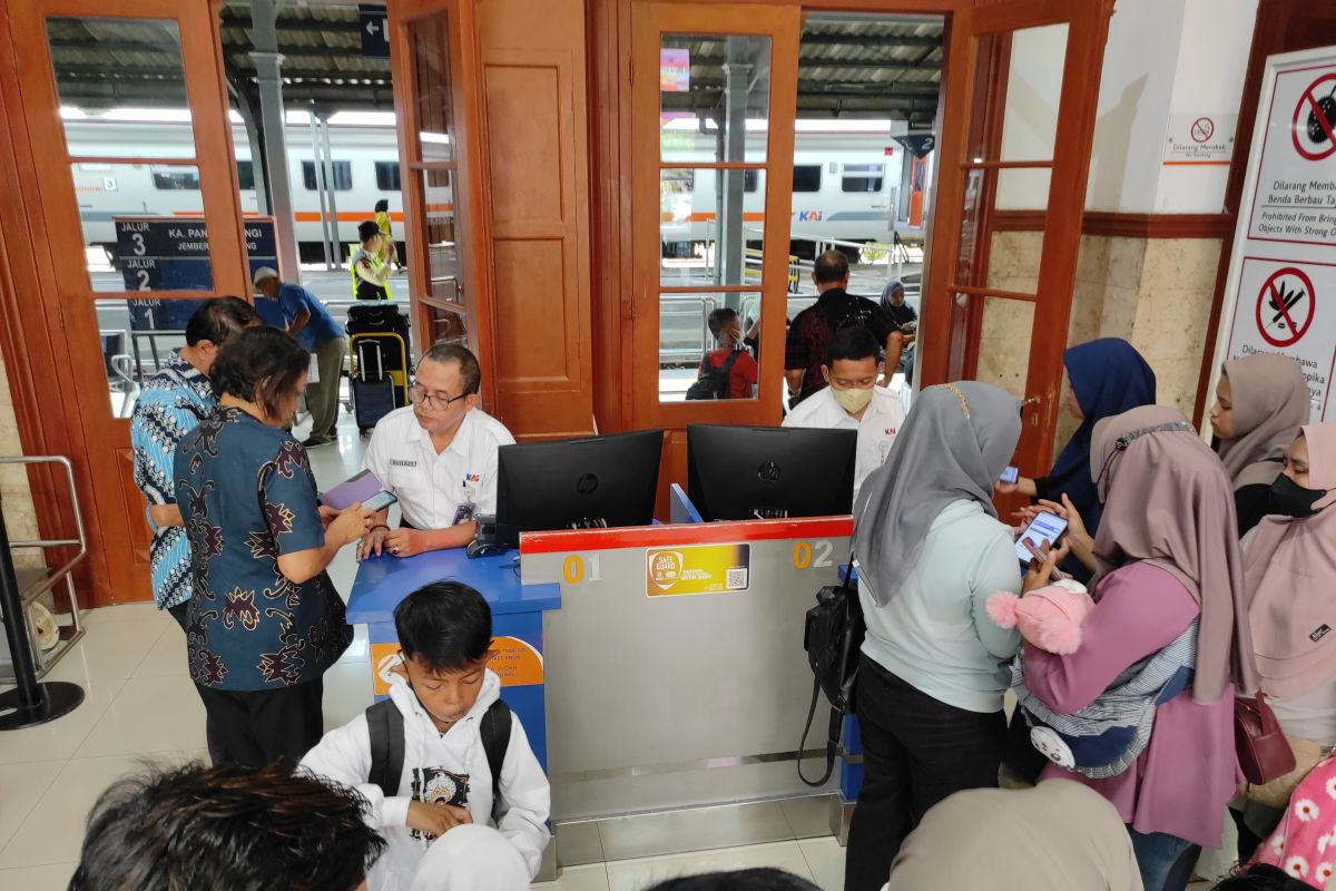 Sejumlah penumpang KA Pandanwangi melakukan boarding di Stasiun Jember, Selasa (12/12/2023). Foto: KAI Daop 9