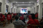 Puluhan orang padati nobar debat capres di Kantor TPD Jatim, Gedung Internatio Surabaya, Selasa (12/12/2023). Foto: Meilita suarasurabaya.net