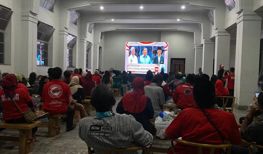 Puluhan orang padati nobar debat capres di Kantor TPD Jatim, Gedung Internatio Surabaya, Selasa (12/12/2023). Foto: Meilita suarasurabaya.net