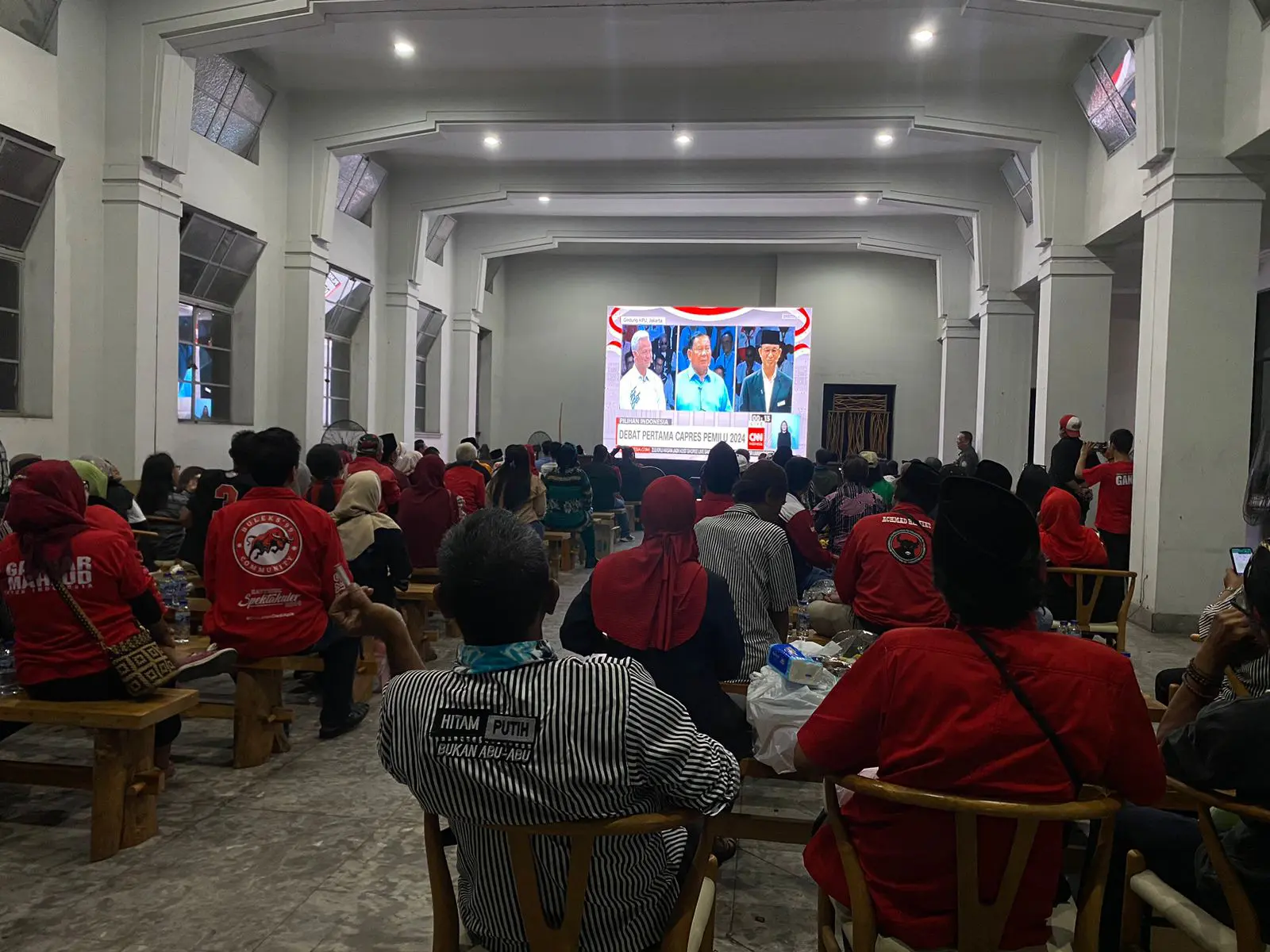 Puluhan orang padati nobar debat capres di Kantor TPD Jatim, Gedung Internatio Surabaya, Selasa (12/12/2023). Foto: Meilita suarasurabaya.net