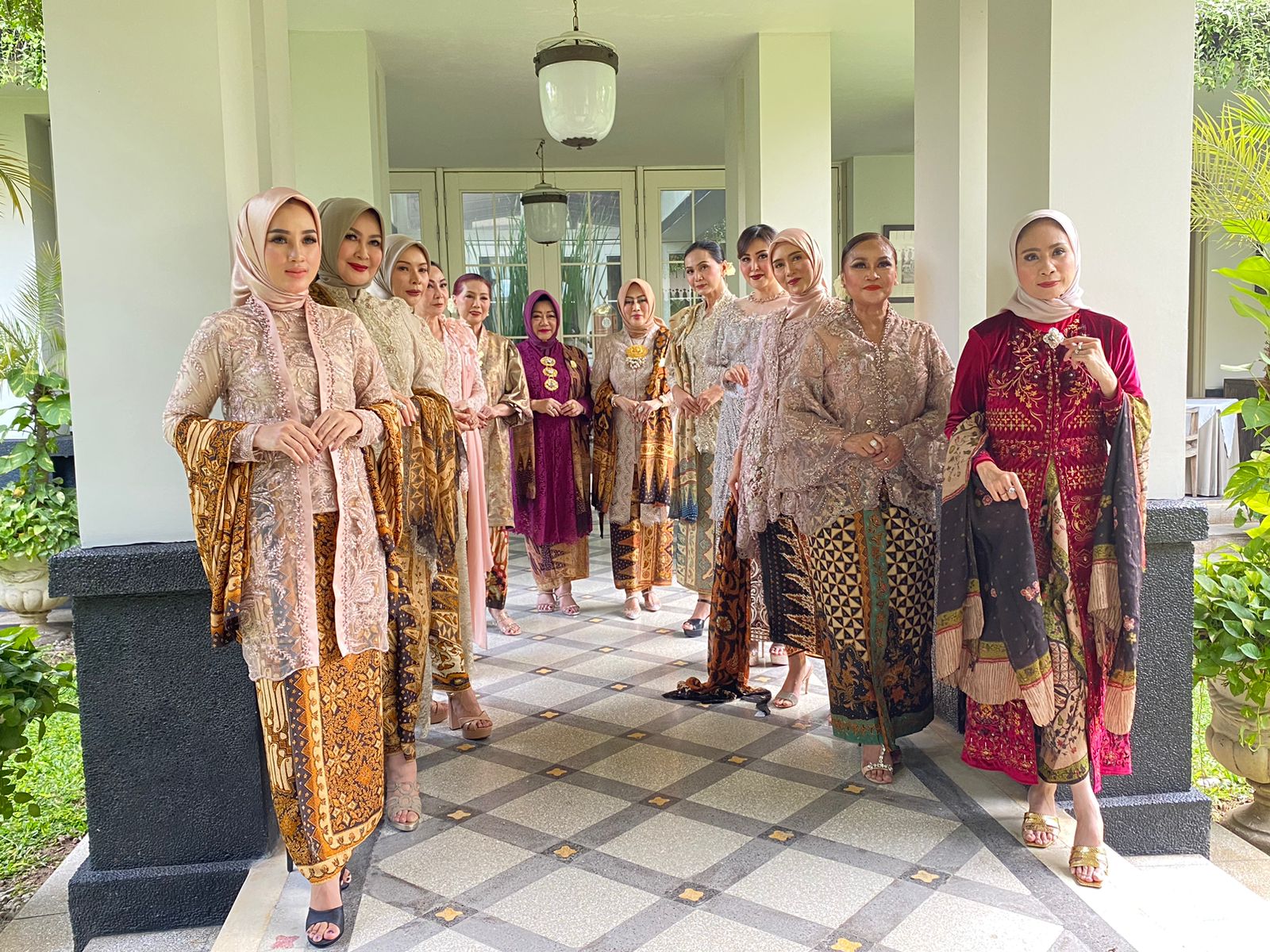 Kebaya Klasik Campur Modern Warna Earth Tone Diprediksi Bakal Tren di Jatim pada 2024 - Suara Surabaya