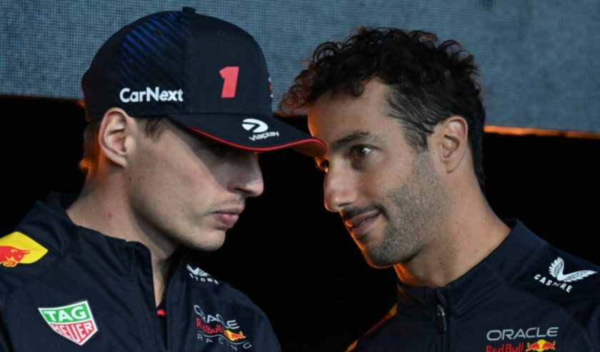 Max Verstappen (kiri) Pembalap Red Bull asal Belanda berbincang dengan Daniel Ricciardo pembalap Red Bull asal Australia. Foto: AFP