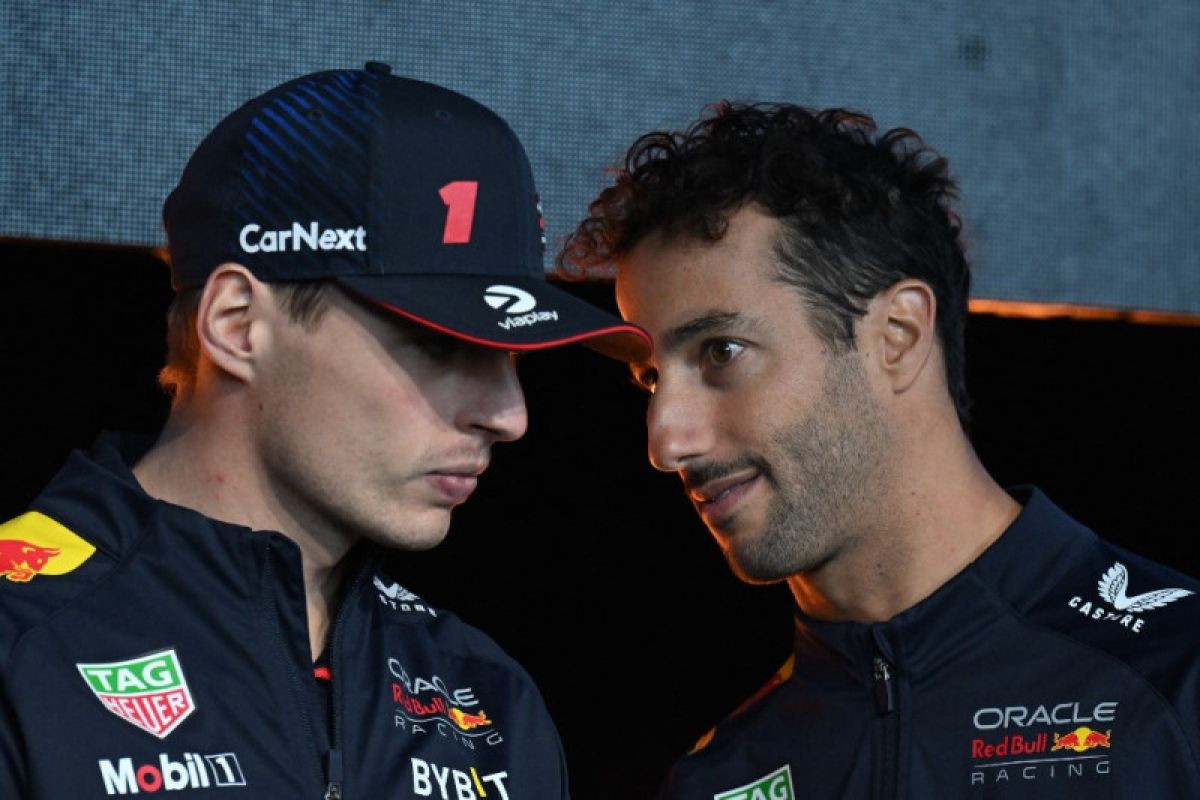 Max Verstappen (kiri) Pembalap Red Bull asal Belanda berbincang dengan Daniel Ricciardo pembalap Red Bull asal Australia. Foto: AFP