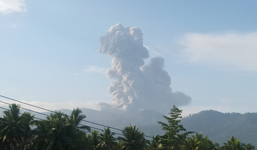 Tangkapan layar CCTV yang memperlihatkan erupsi material baru setinggi lebih kurang 1.900 meter yang keluar dari kawah Gunung Dukono di Pulau Halmahera, Provinsi Maluku Utara, Selasa (21/11/2023). Foto: PVMBG