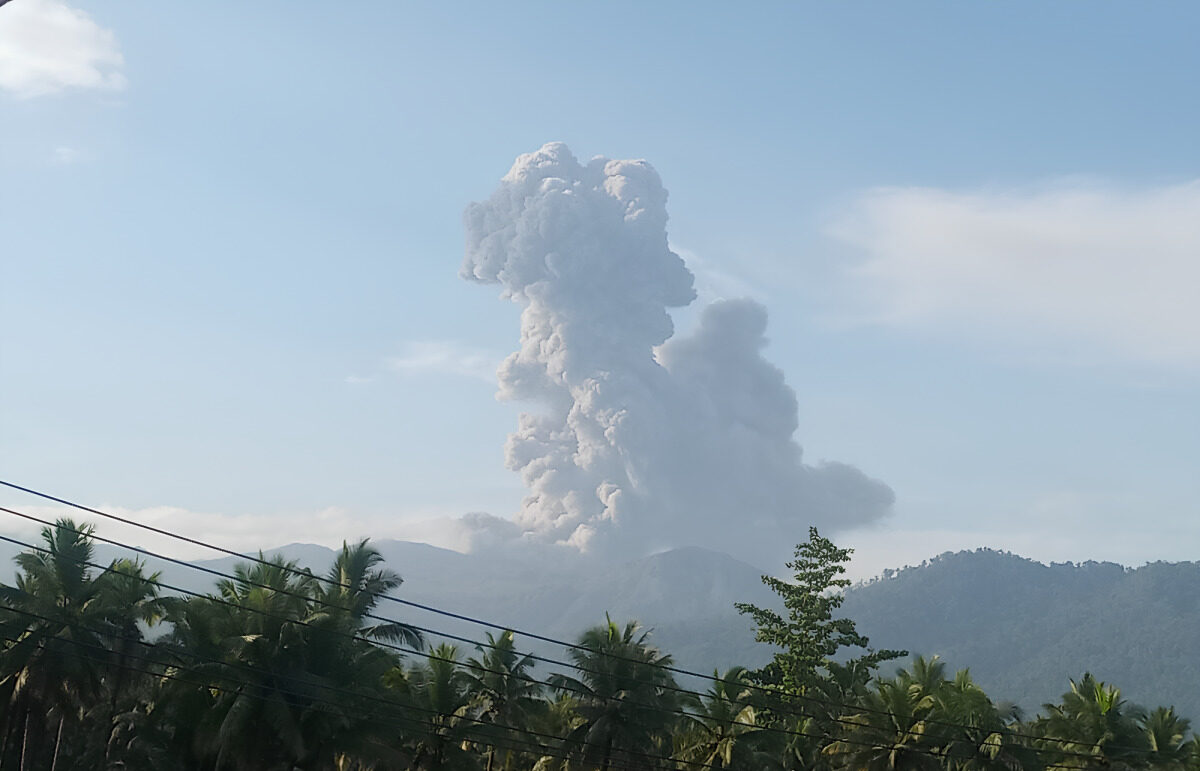 Tangkapan layar CCTV yang memperlihatkan erupsi material baru setinggi lebih kurang 1.900 meter yang keluar dari kawah Gunung Dukono di Pulau Halmahera, Provinsi Maluku Utara, Selasa (21/11/2023). Foto: PVMBG