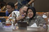 Tri Rismaharini (kanan) Menteri Sosial berbincang dengan Robben Rico (kiri) Plt Sekjen Kemensos saat mengikuti rapat kerja bersama Komisi X DPR di Kompleks Parlemen, Senayan, Jakarta, Selasa (7/11/2023). Foto: Antara