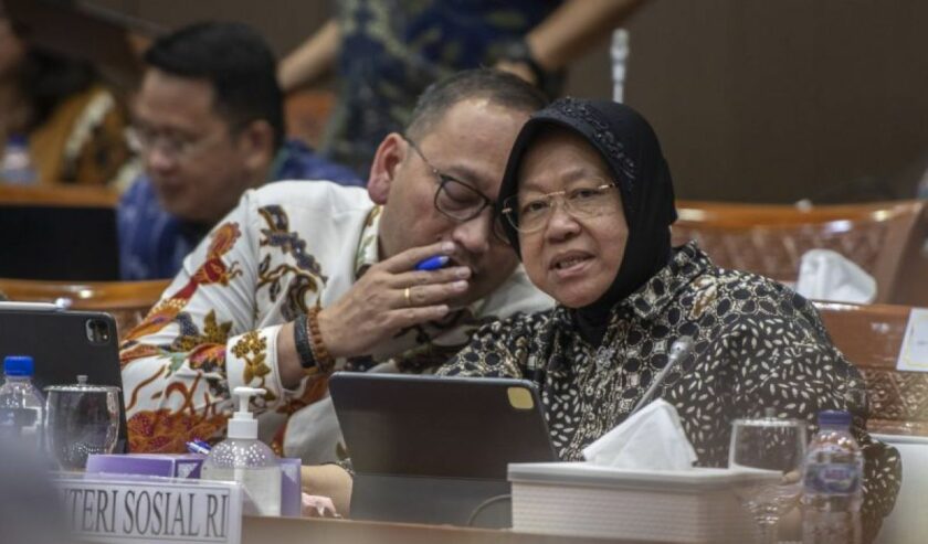 Tri Rismaharini (kanan) Menteri Sosial berbincang dengan Robben Rico (kiri) Plt Sekjen Kemensos saat mengikuti rapat kerja bersama Komisi X DPR di Kompleks Parlemen, Senayan, Jakarta, Selasa (7/11/2023). Foto: Antara