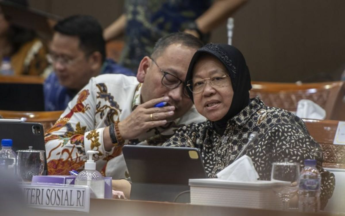 Tri Rismaharini (kanan) Menteri Sosial berbincang dengan Robben Rico (kiri) Plt Sekjen Kemensos saat mengikuti rapat kerja bersama Komisi X DPR di Kompleks Parlemen, Senayan, Jakarta, Selasa (7/11/2023). Foto: Antara