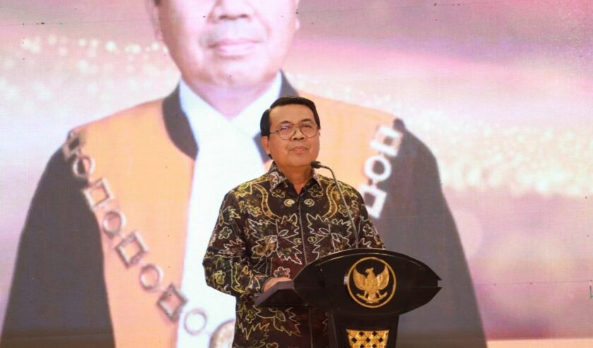 Muhammad Syarifuddin Ketua MA saat memberikan sambutan dalam pemberian piagam penghargaan dan Piala Abhinaya Upangga Wisesa di Pendapa Wahyawibawagraha Jember, Senin (11/12/2023). Foto: Diskominfo Jember