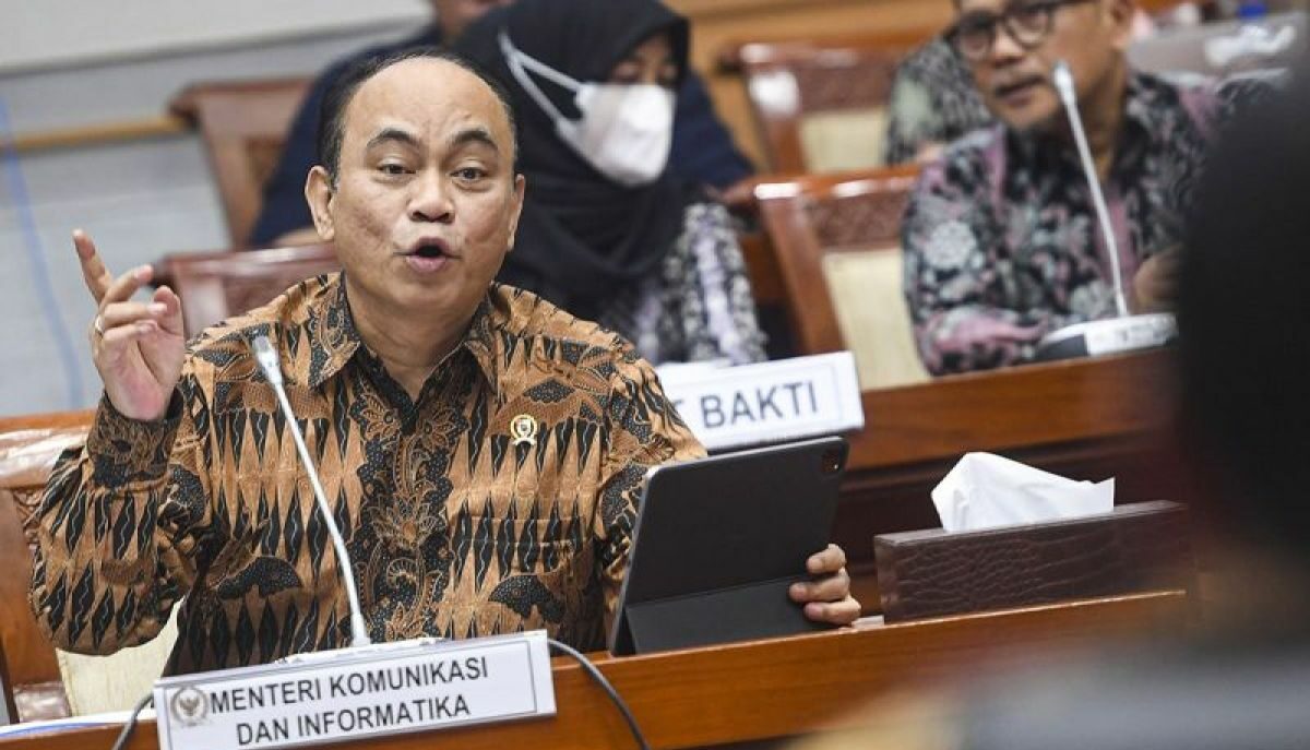 Budi Arie Setiadi Menteri Komunikasi dan Informatika menyampaikan paparannya saat mengikuti rapat kerja dengan Komisi I DPR di Komplek Parlemen, Jakarta, Rabu (29/11/2023). Foto: Antara