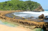 Pantai Batubengkung yang terletak di Desa Gajahrejo, Kecamatan Gedangan, Kabupaten Malang, Jawa Timur. Foto: Prokopim Setda Kabupaten Malang.