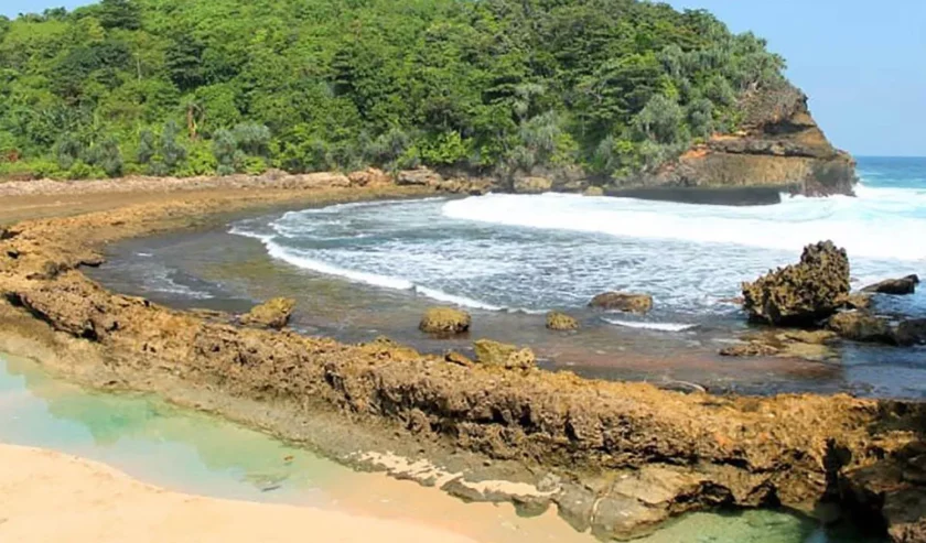 Pantai Batubengkung yang terletak di Desa Gajahrejo, Kecamatan Gedangan, Kabupaten Malang, Jawa Timur. Foto: Prokopim Setda Kabupaten Malang.